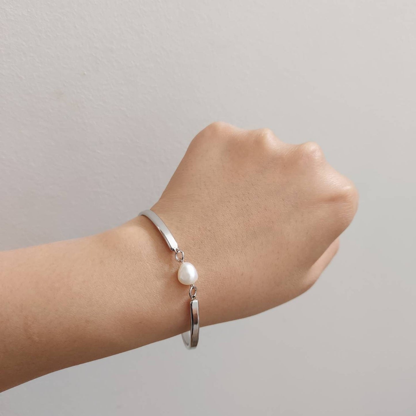 Minimal Gold/Silver Pearl bracelet / Gifts for Her
