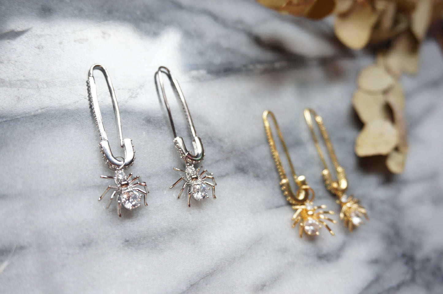 ARACHNO Safety Pin and Spider Earrings (Gold/Silver)
