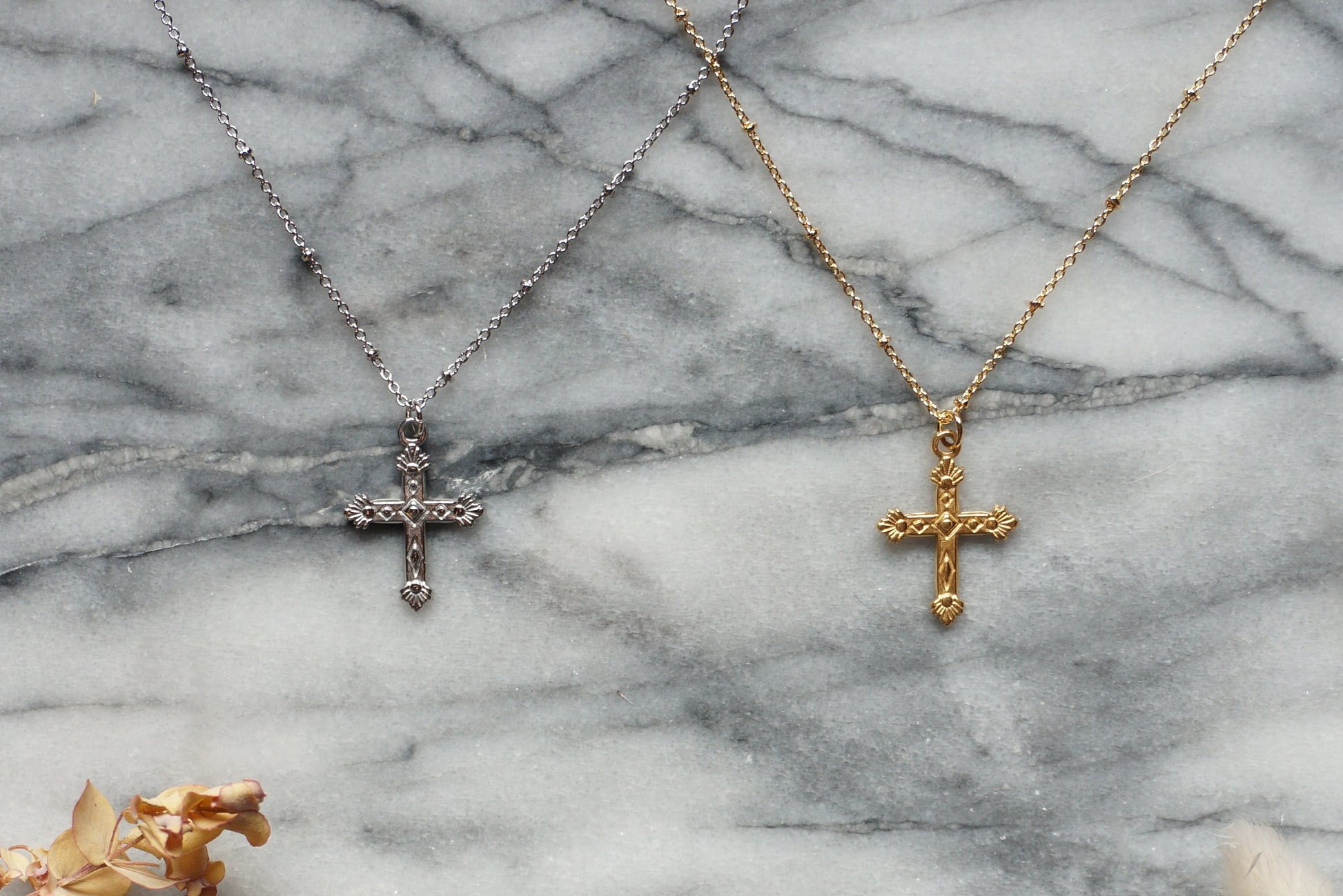CROSS Antique Necklace in Gold / Silver