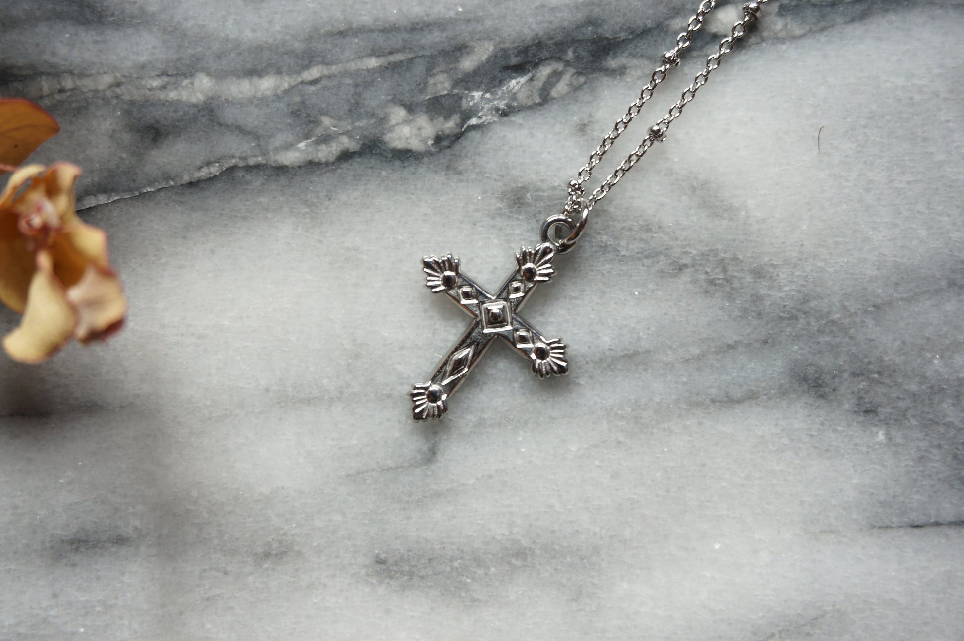 CROSS Antique Necklace in Gold / Silver