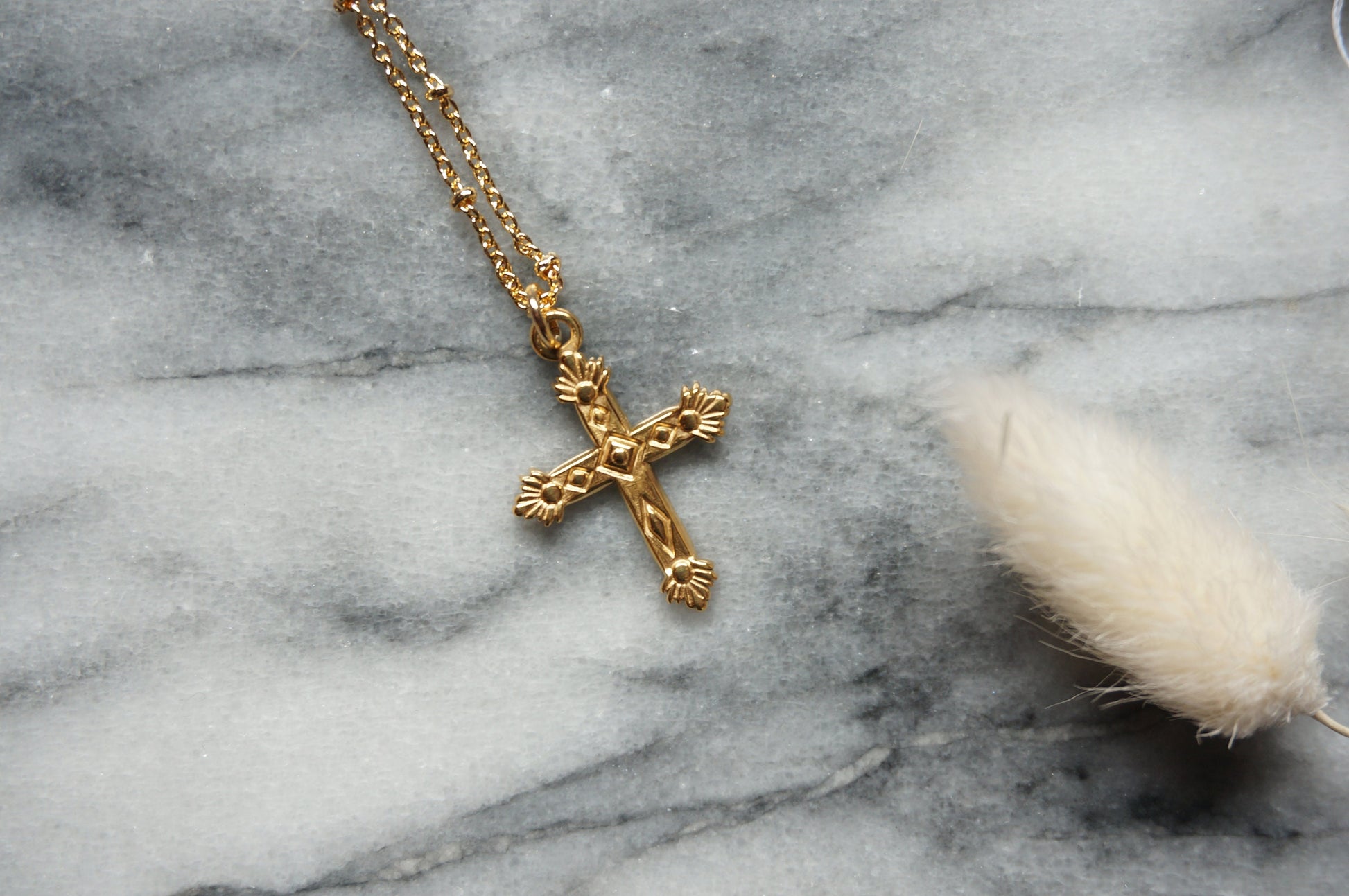 CROSS Antique Necklace in Gold / Silver