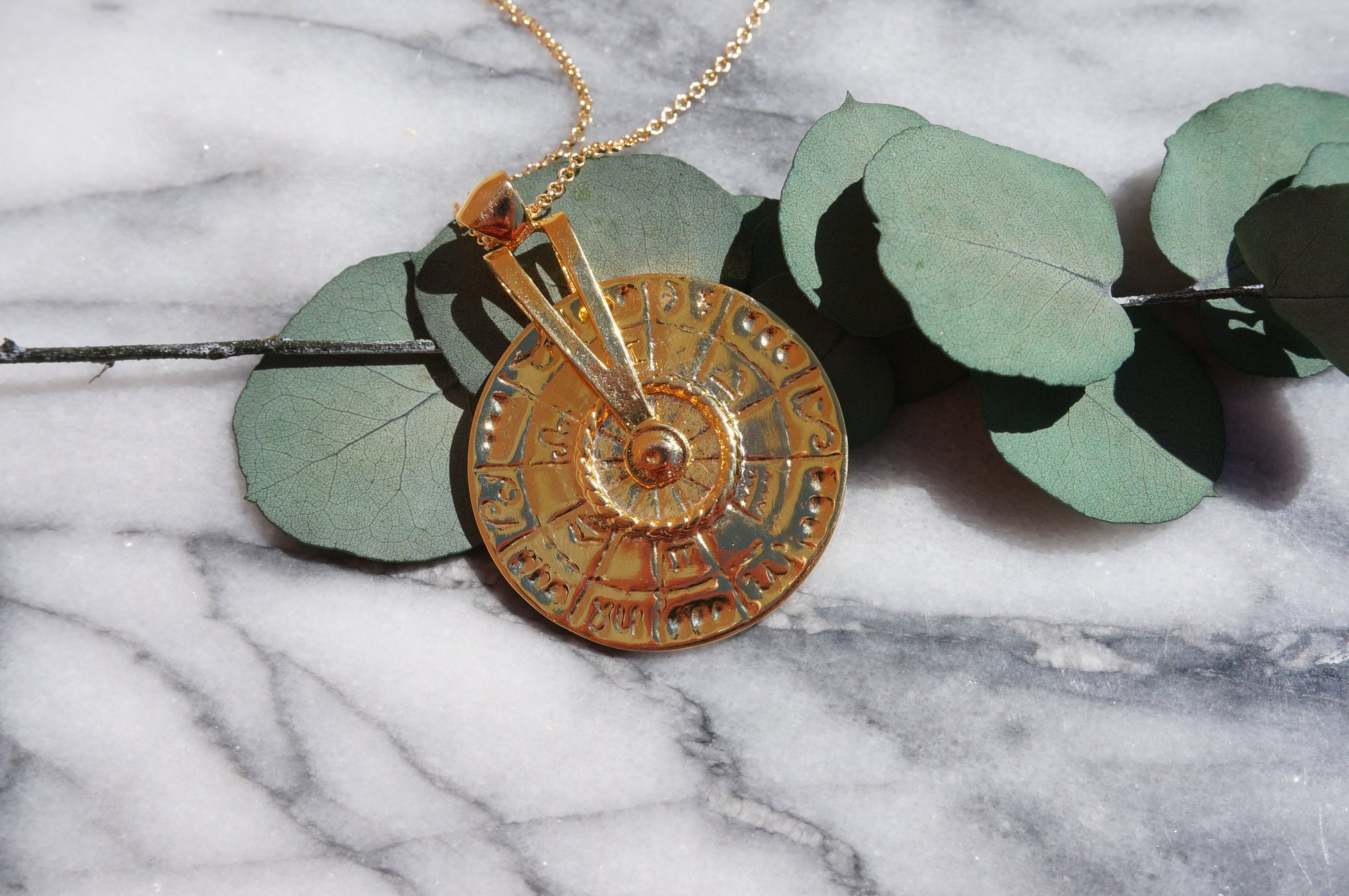 ZODIAC Astrology Wheel Star Sign Moving Pendant Necklace in Gold Plating