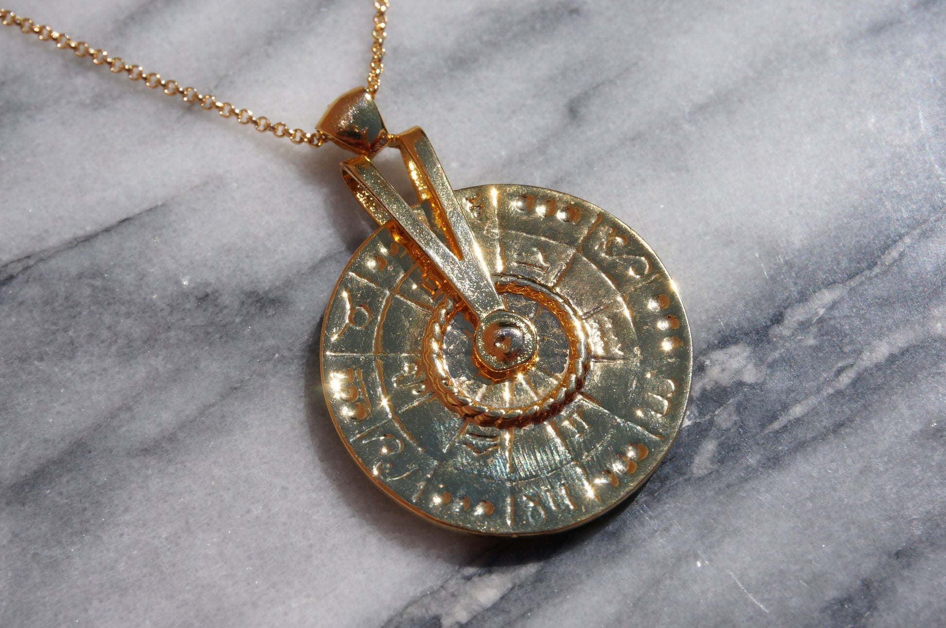 ZODIAC Astrology Wheel Star Sign Moving Pendant Necklace in Gold Plating