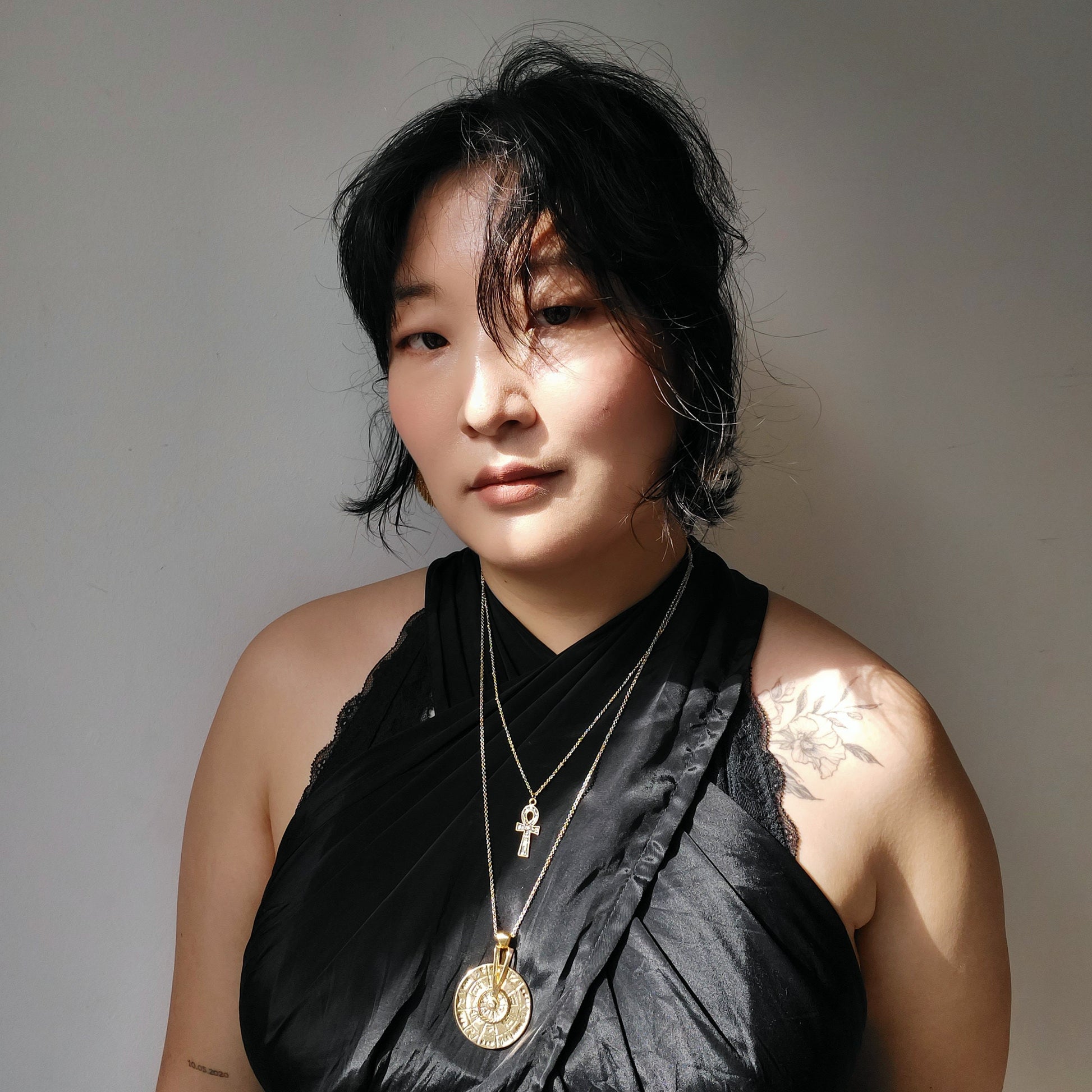 ZODIAC Astrology Wheel Star Sign Moving Pendant Necklace in Gold Plating