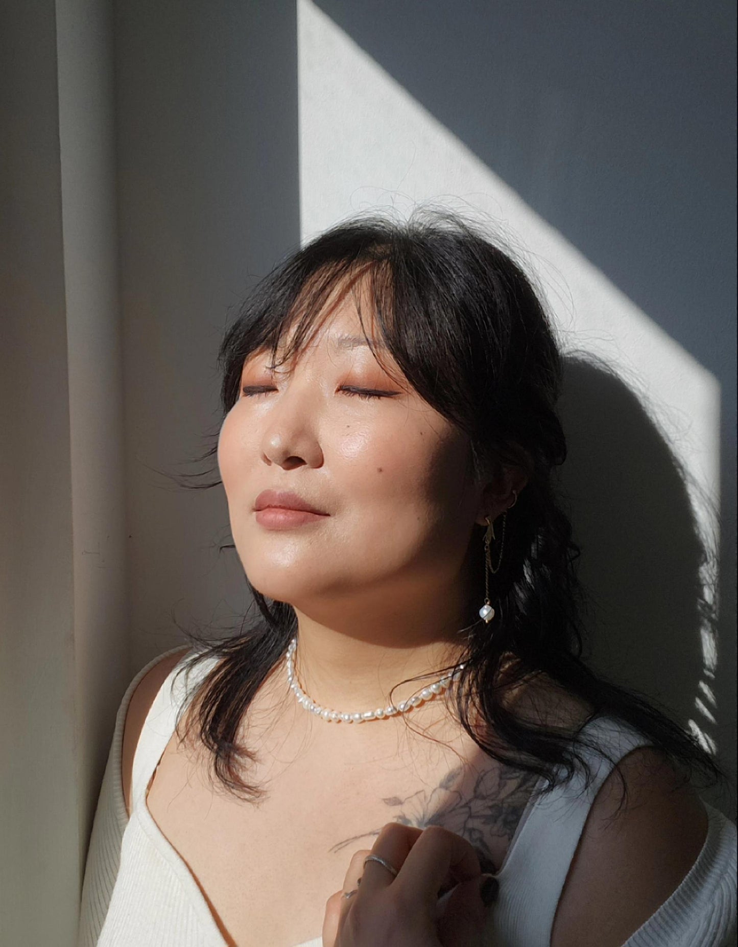 VIVIENNE Gold Pearl Chain Earrings