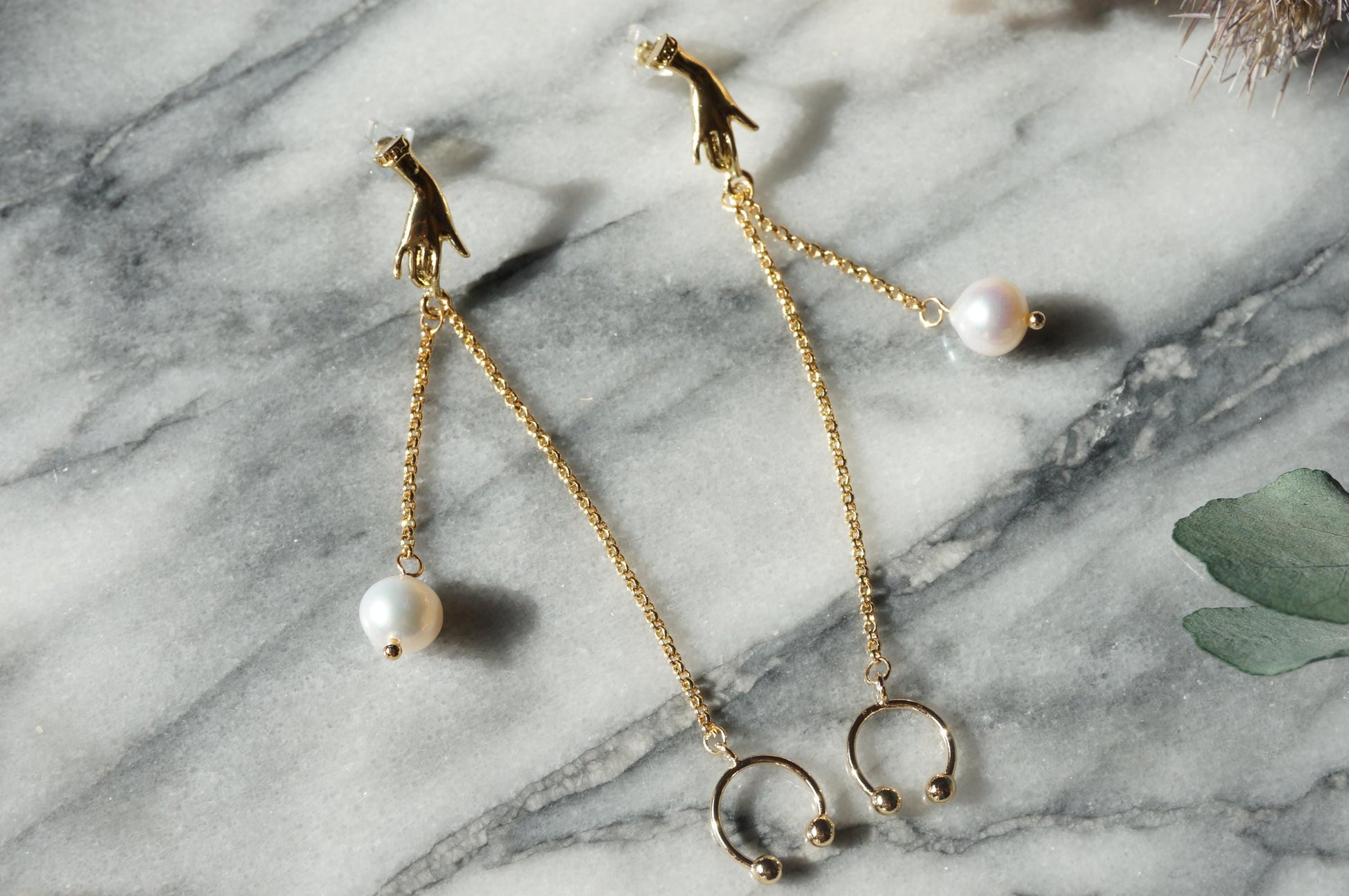 VIVIENNE Gold Pearl Chain Earrings