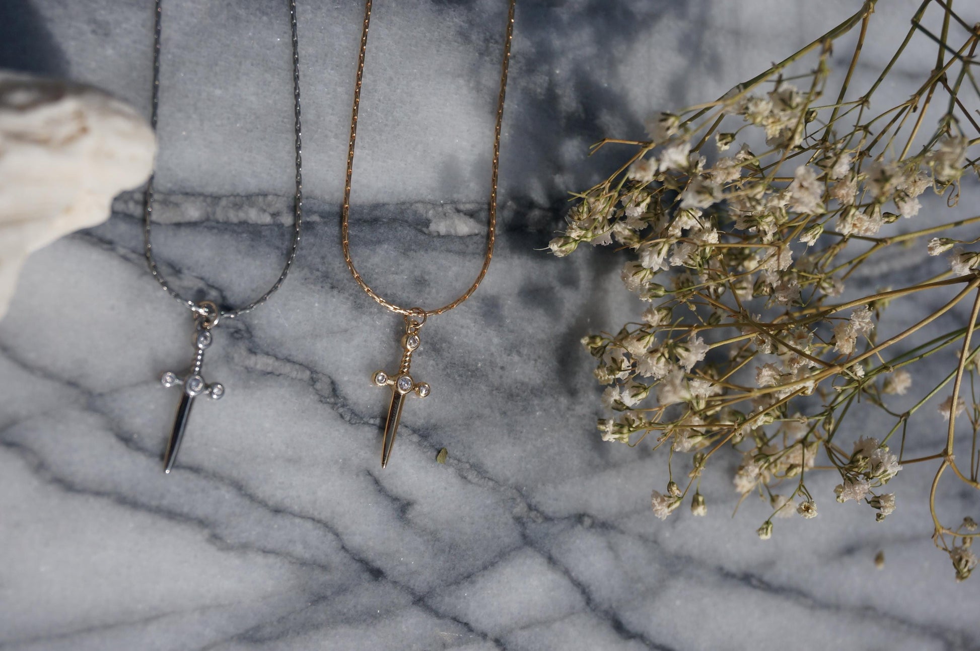 Tiny sword necklace gold/silver / dainty dagger necklace