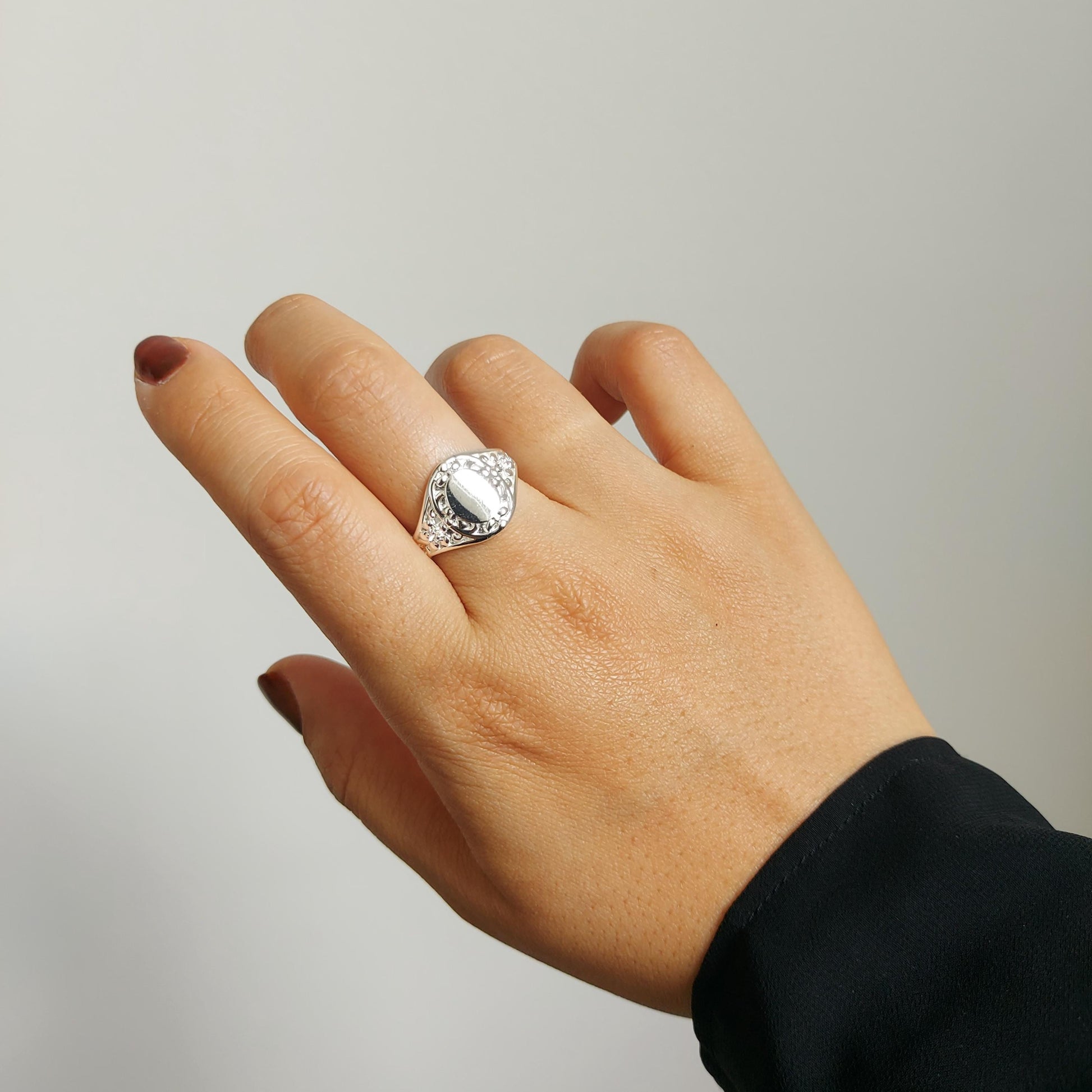 DUCHESS Silver / Gold Engraved Signet Ring