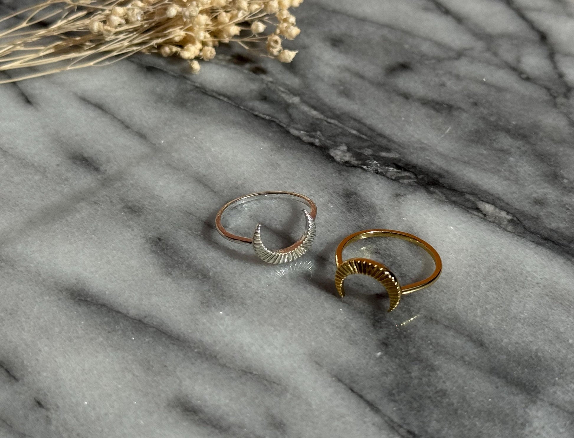 Crescent Moon Ring in Gold / Silver