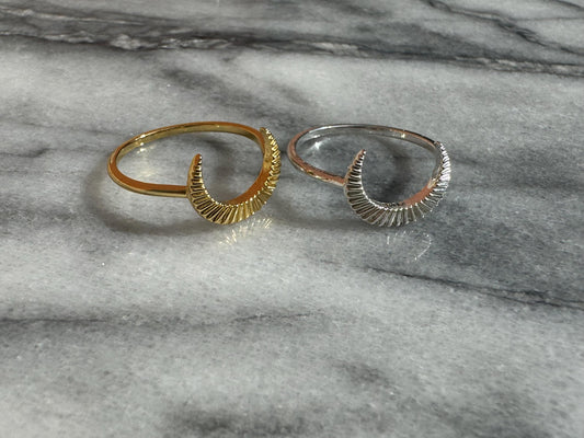 Crescent Moon Ring in Gold / Silver