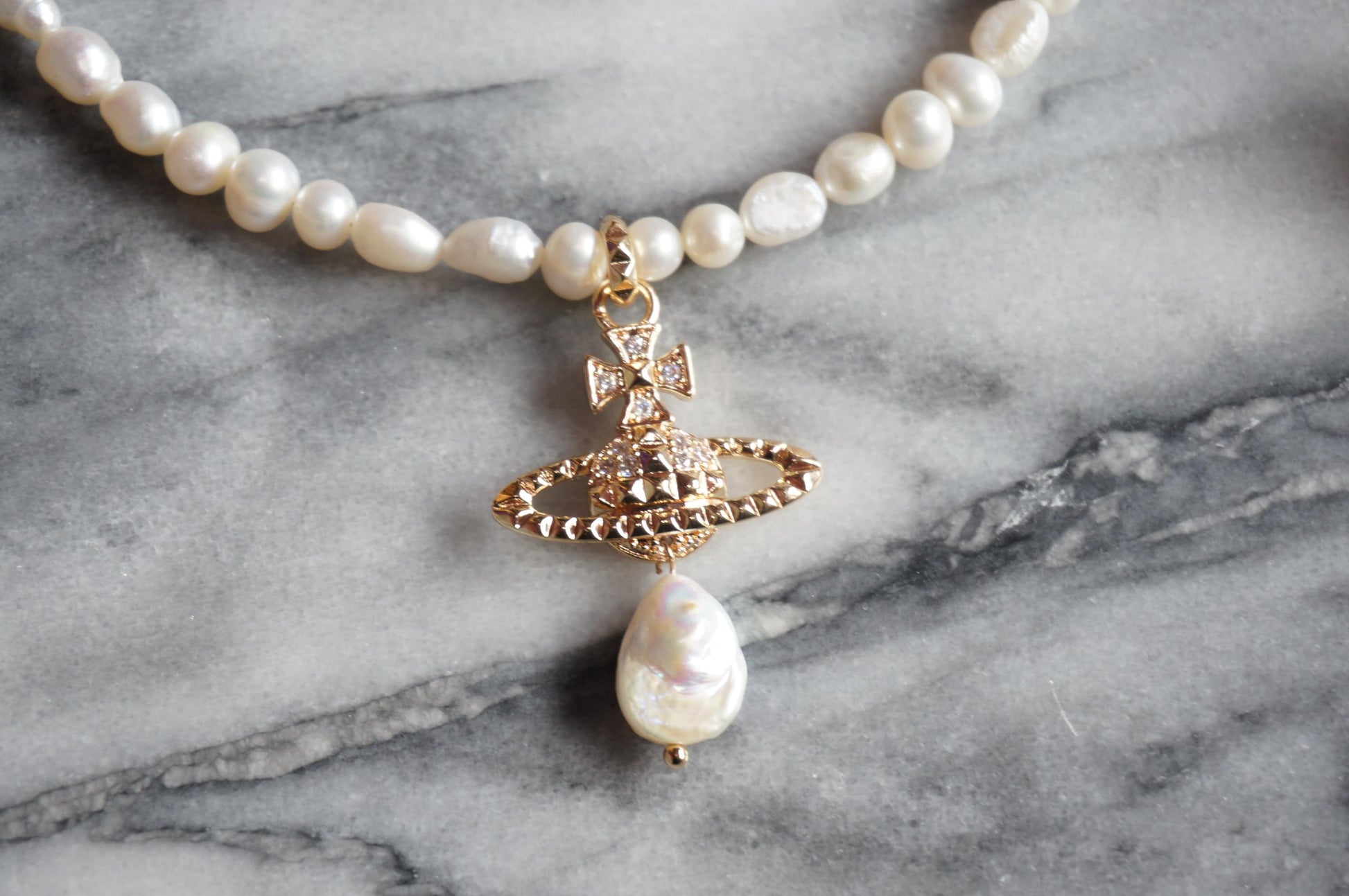 ELIZABETH Regal Orb Pearl Strand Necklace in Gold / Silver