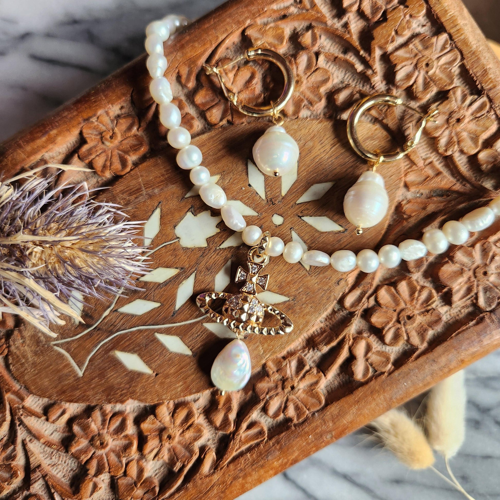 ELIZABETH Regal Orb Pearl Strand Necklace in Gold / Silver