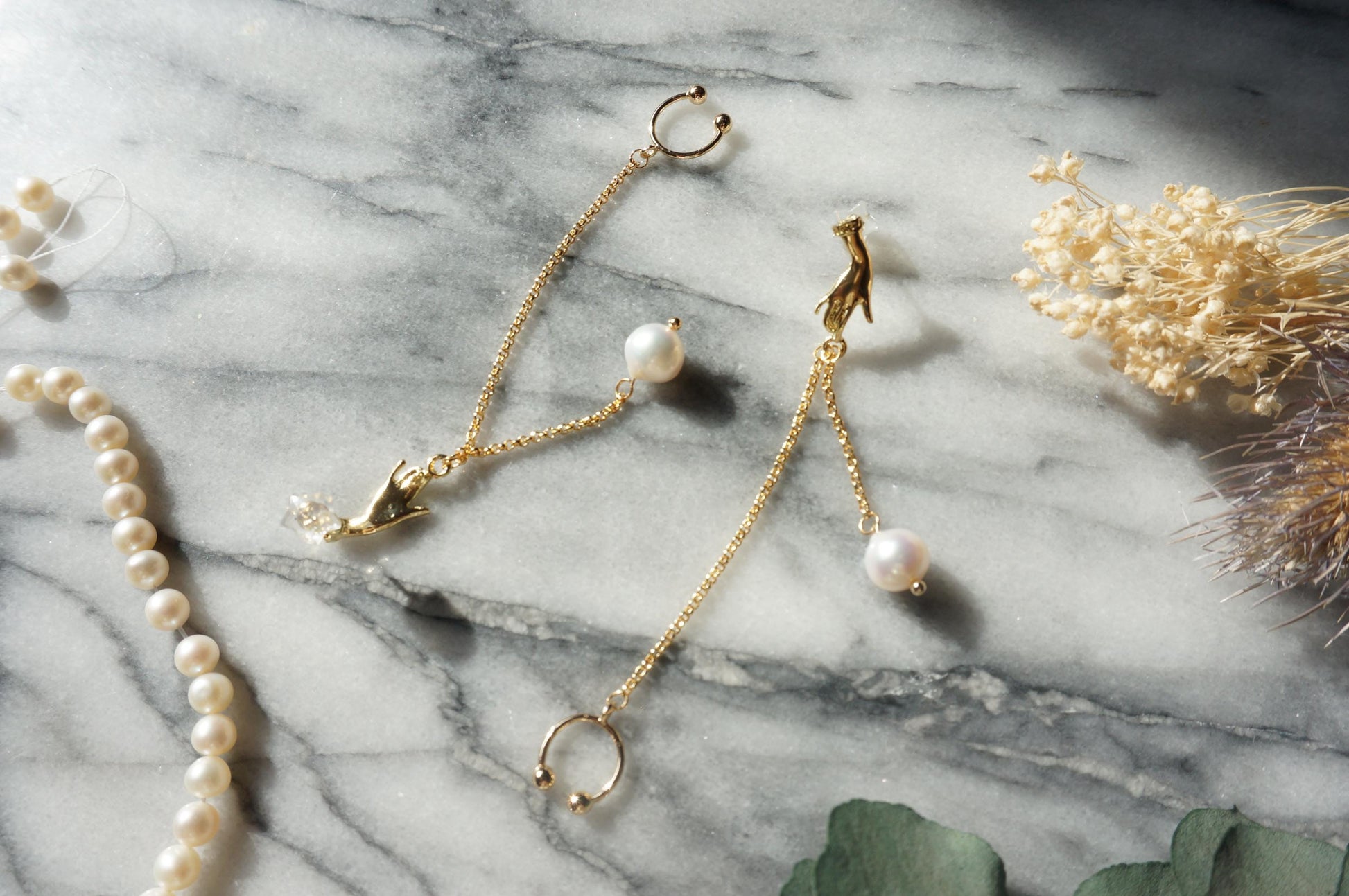 VIVIENNE Gold Pearl Chain Earrings