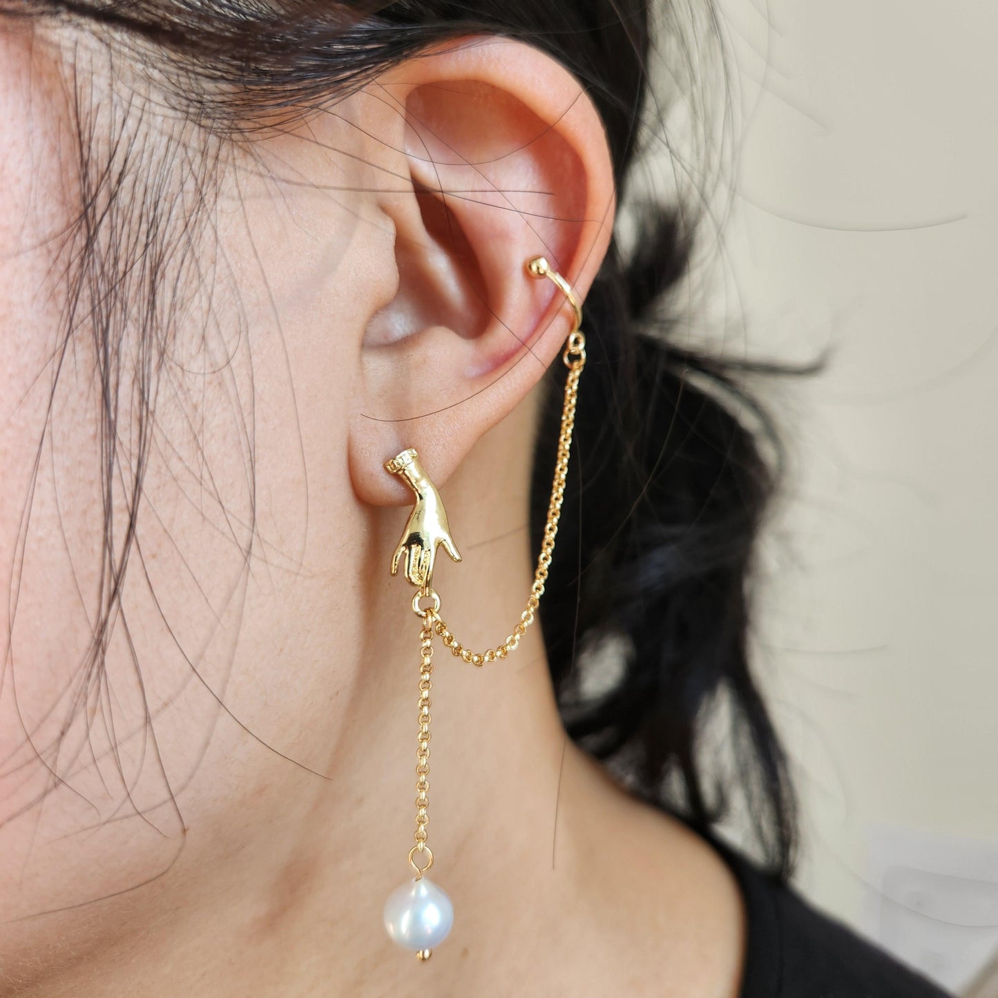 VIVIENNE Gold Pearl Chain Earrings