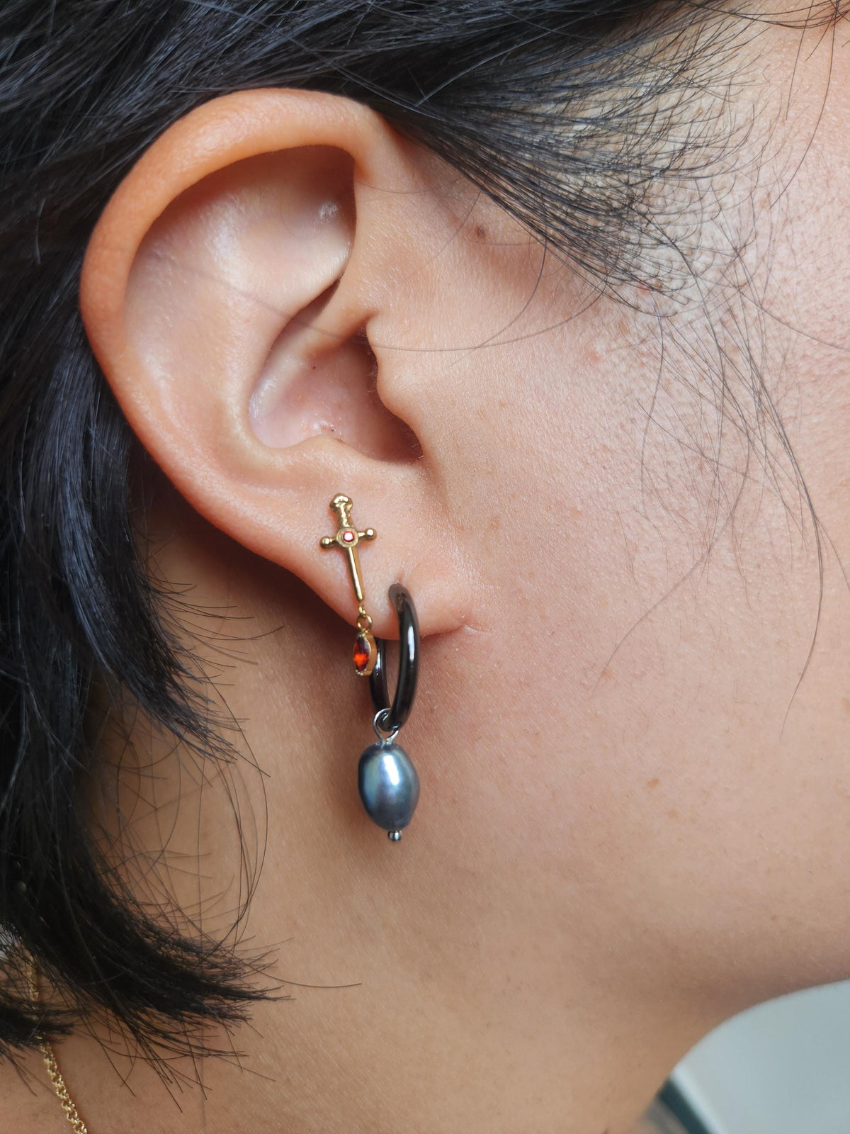 Teardrop Freshwater/Peacock dyed Pearl Minimal Huggie Hoop Earrings