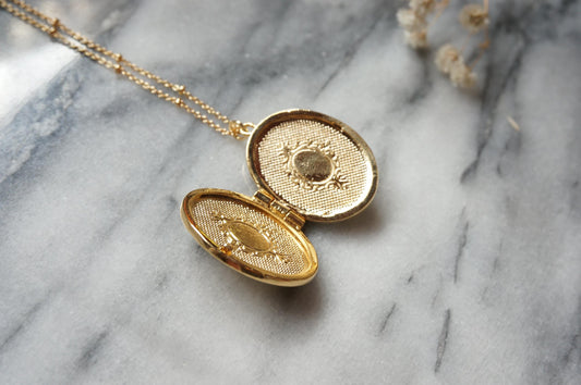 Oval Gold/Silver Antique Style Locket Necklace