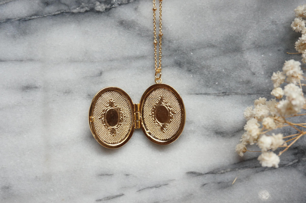 Oval Gold/Silver Antique Style Locket Necklace