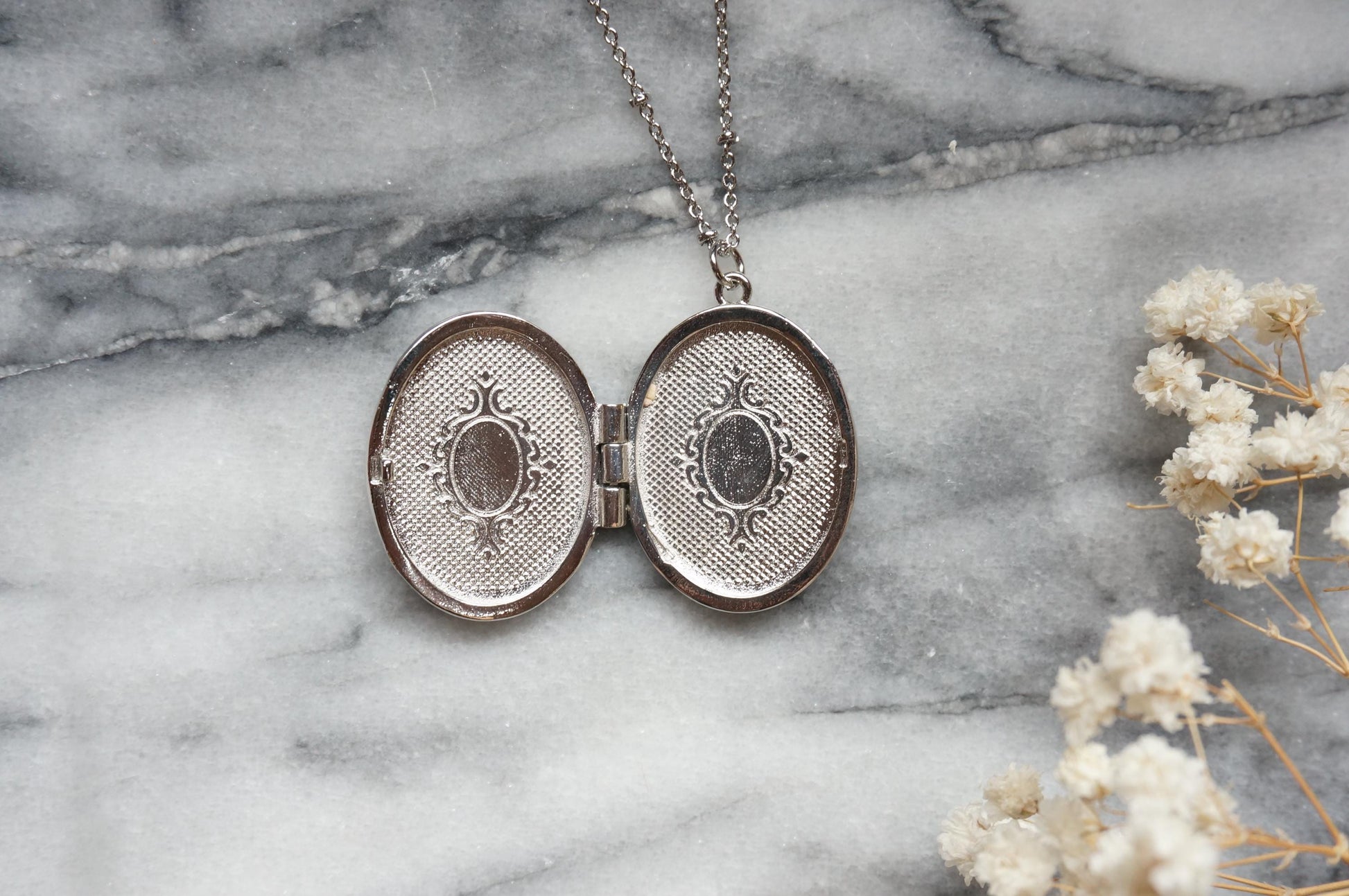 Oval Gold/Silver Antique Style Locket Necklace