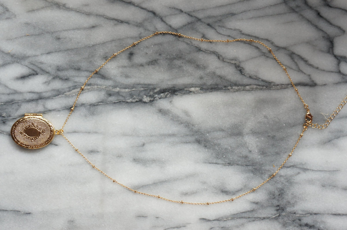 Oval Gold/Silver Antique Style Locket Necklace