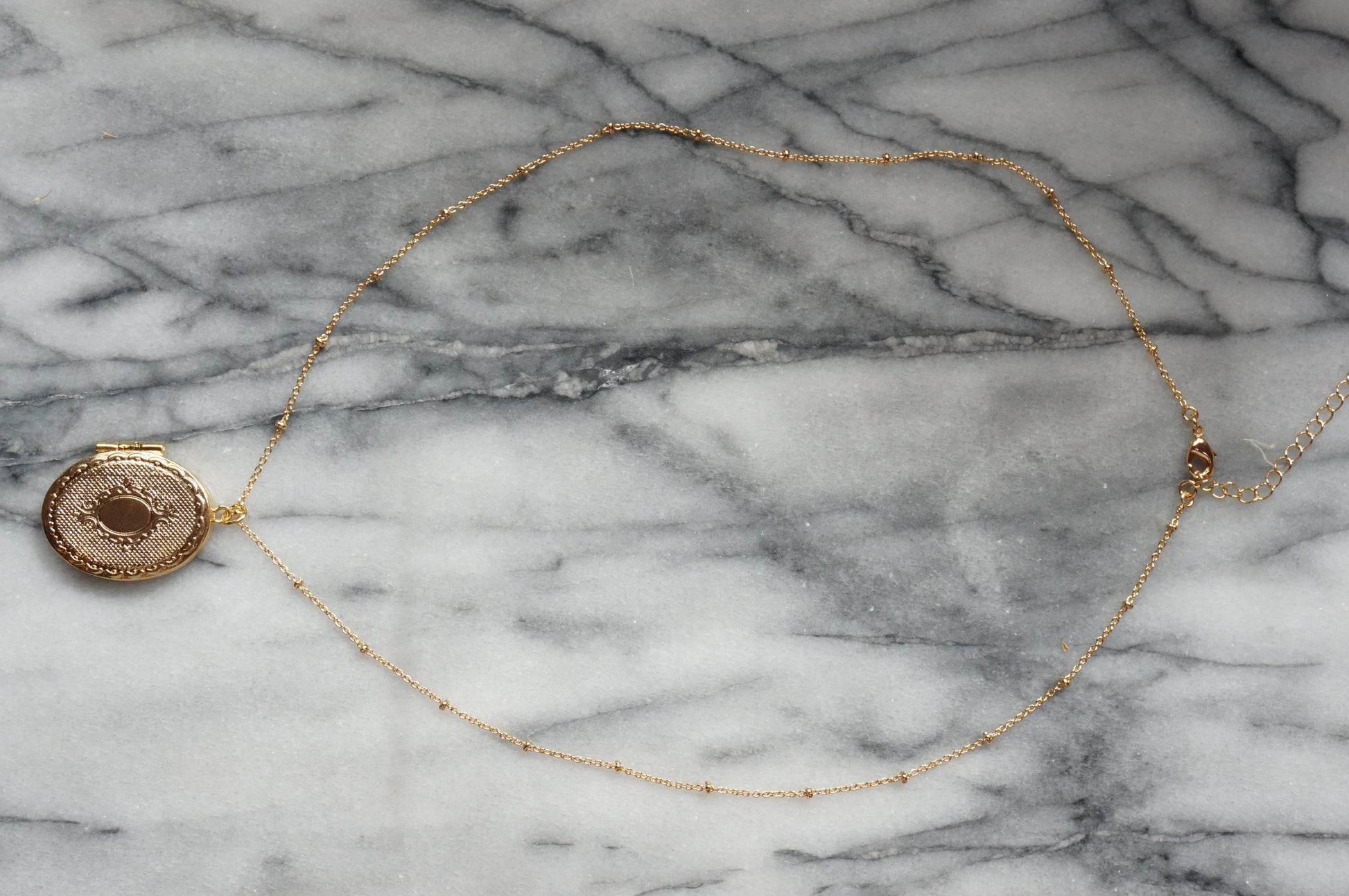 Oval Gold/Silver Antique Style Locket Necklace