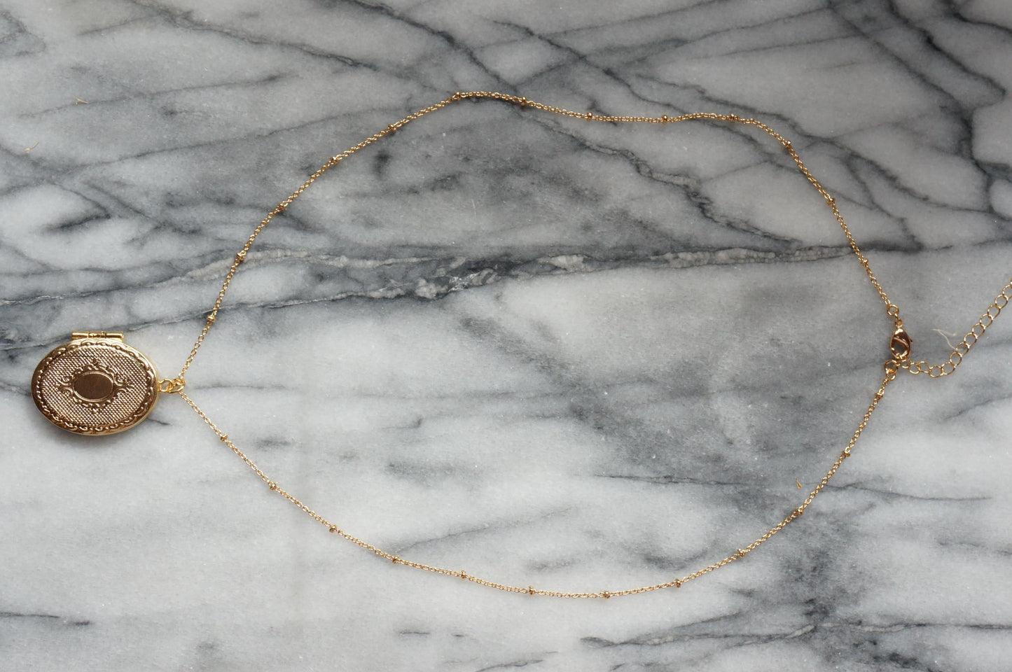 Oval Gold/Silver Antique Style Locket Necklace