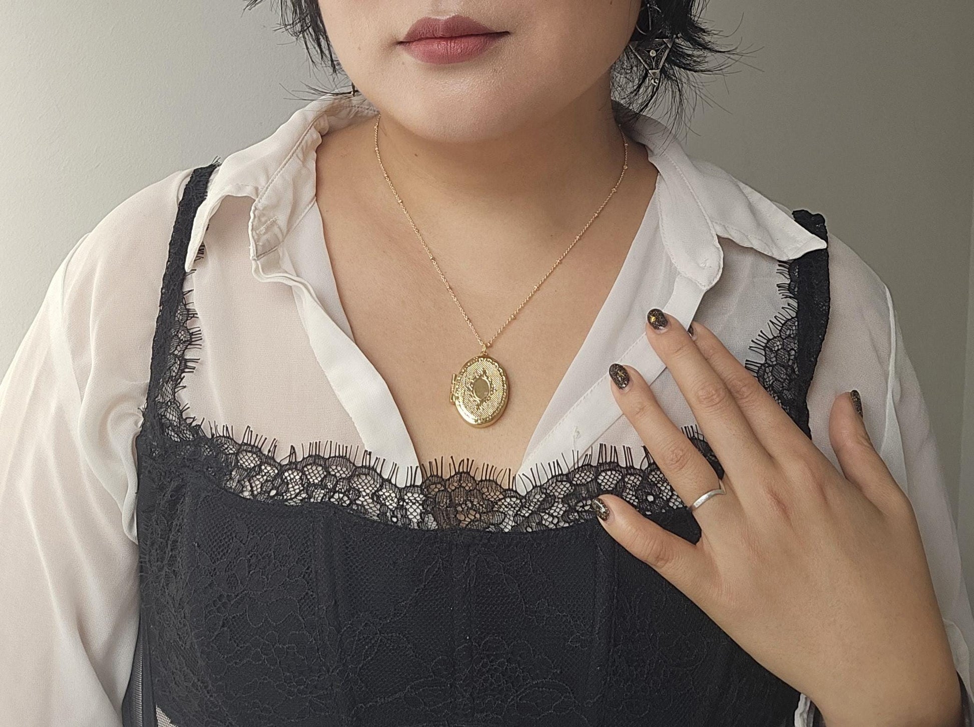 Oval Gold/Silver Antique Style Locket Necklace