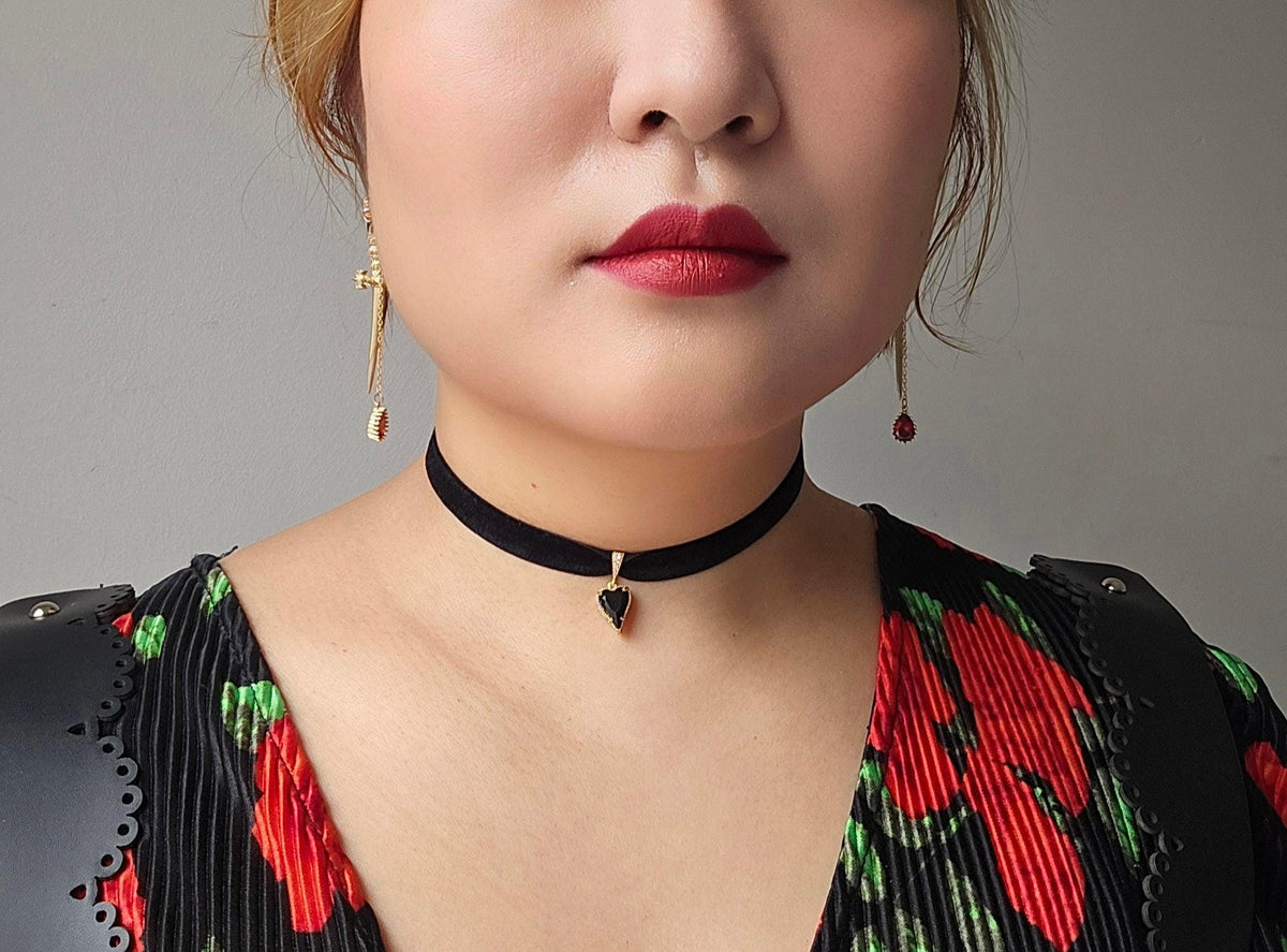 Alice Black/Red black velvet choker