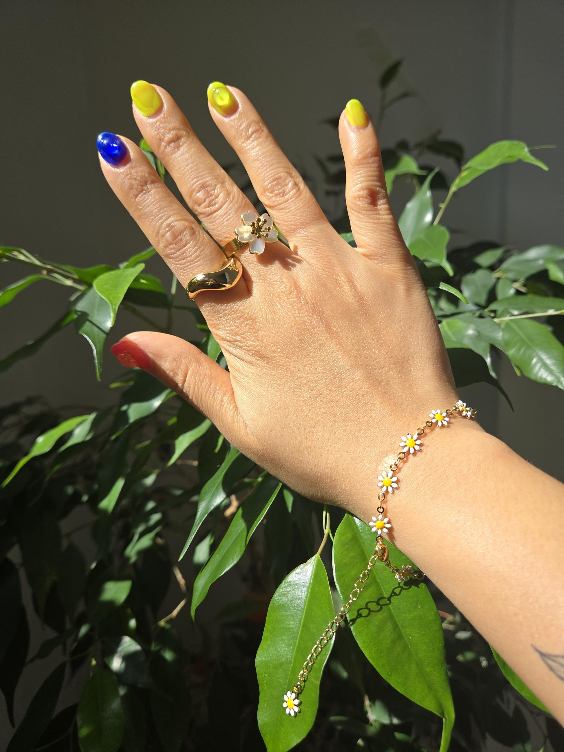 Daisy Chain Gold Bracelet / White/Pink/Purple