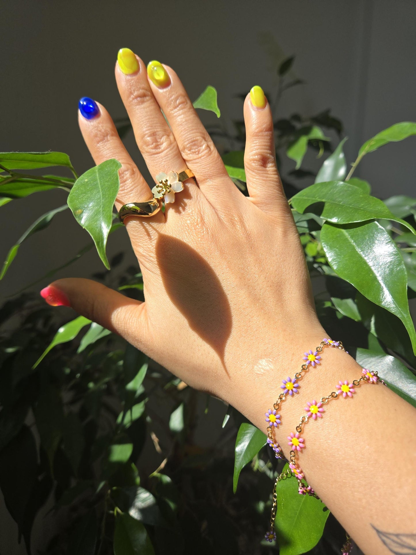 Daisy Chain Gold Bracelet / White/Pink/Purple