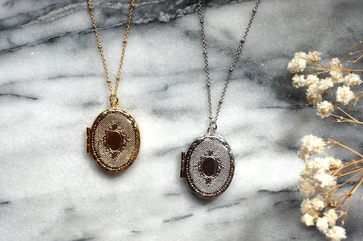 Oval Gold/Silver Antique Style Locket Necklace
