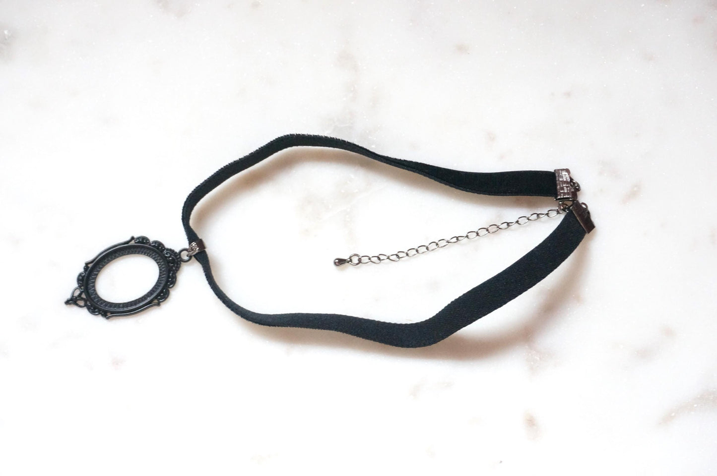 NEVERMORE Black Oval Frame Stretch Choker
