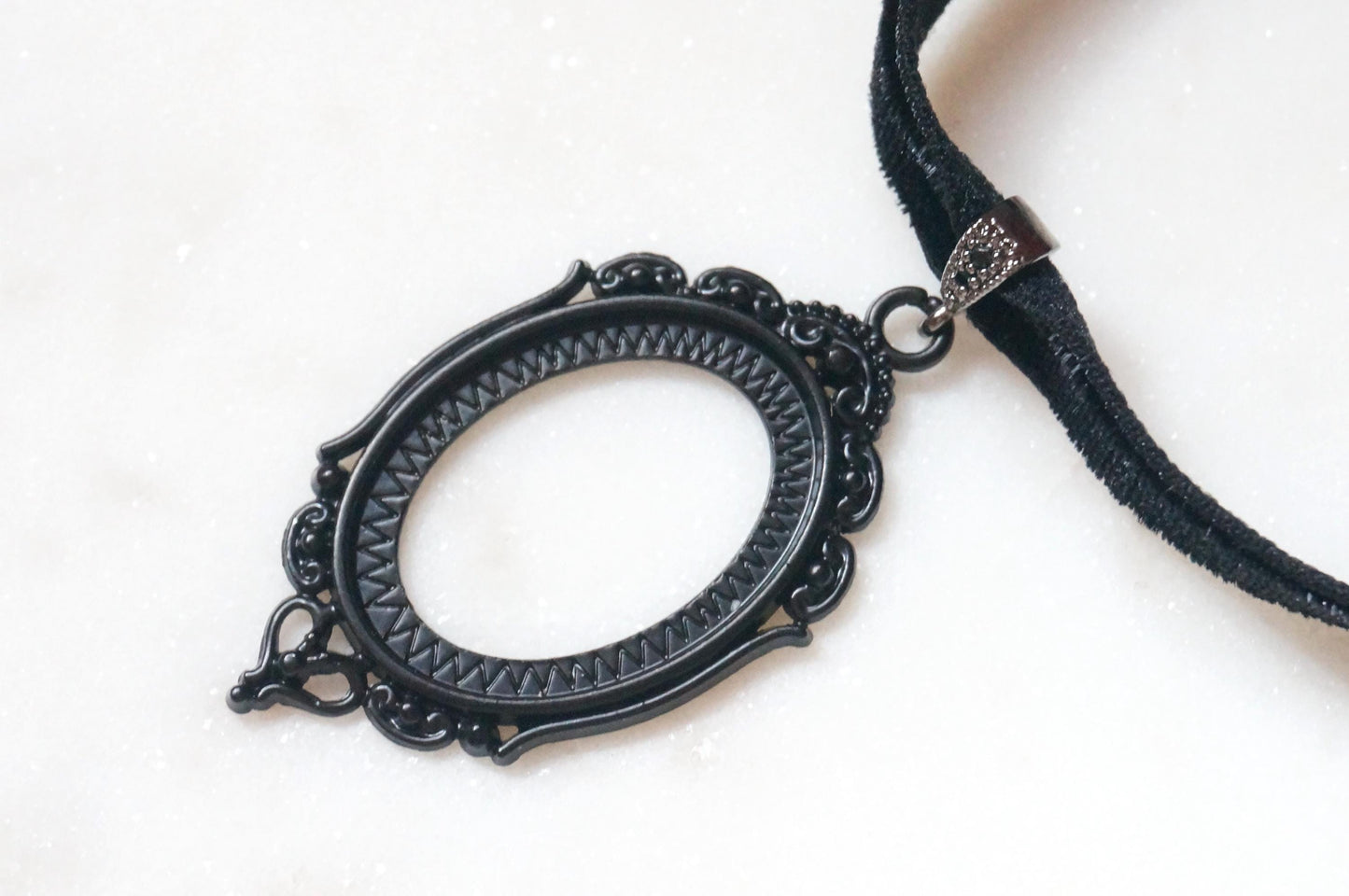 NEVERMORE Black Oval Frame Stretch Choker