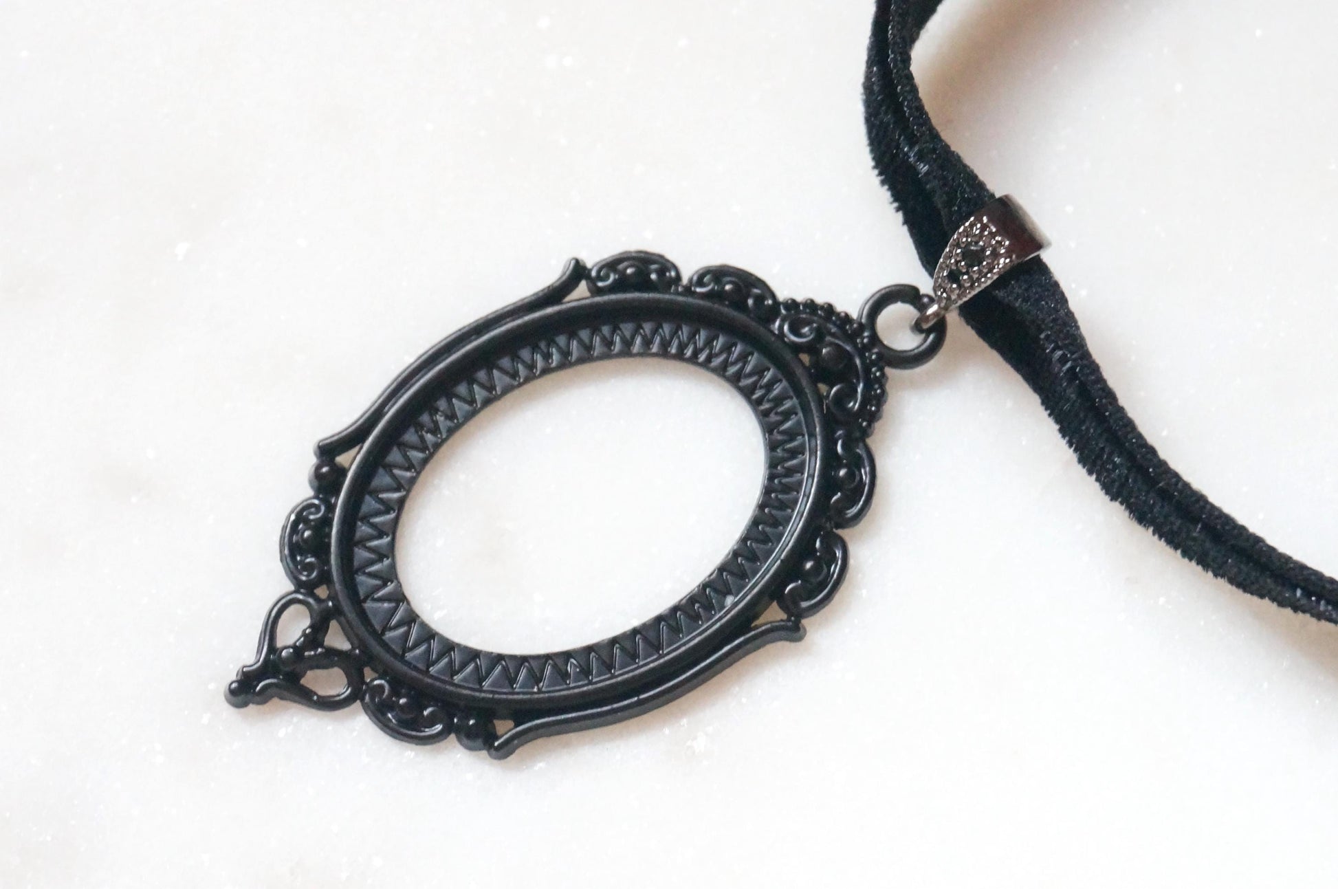 NEVERMORE Black Oval Frame Stretch Choker