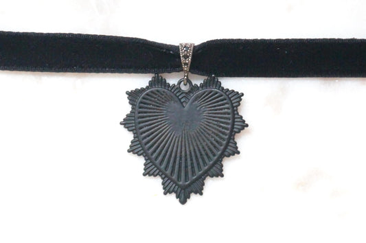 Black Heart Stretch Velvet Choker