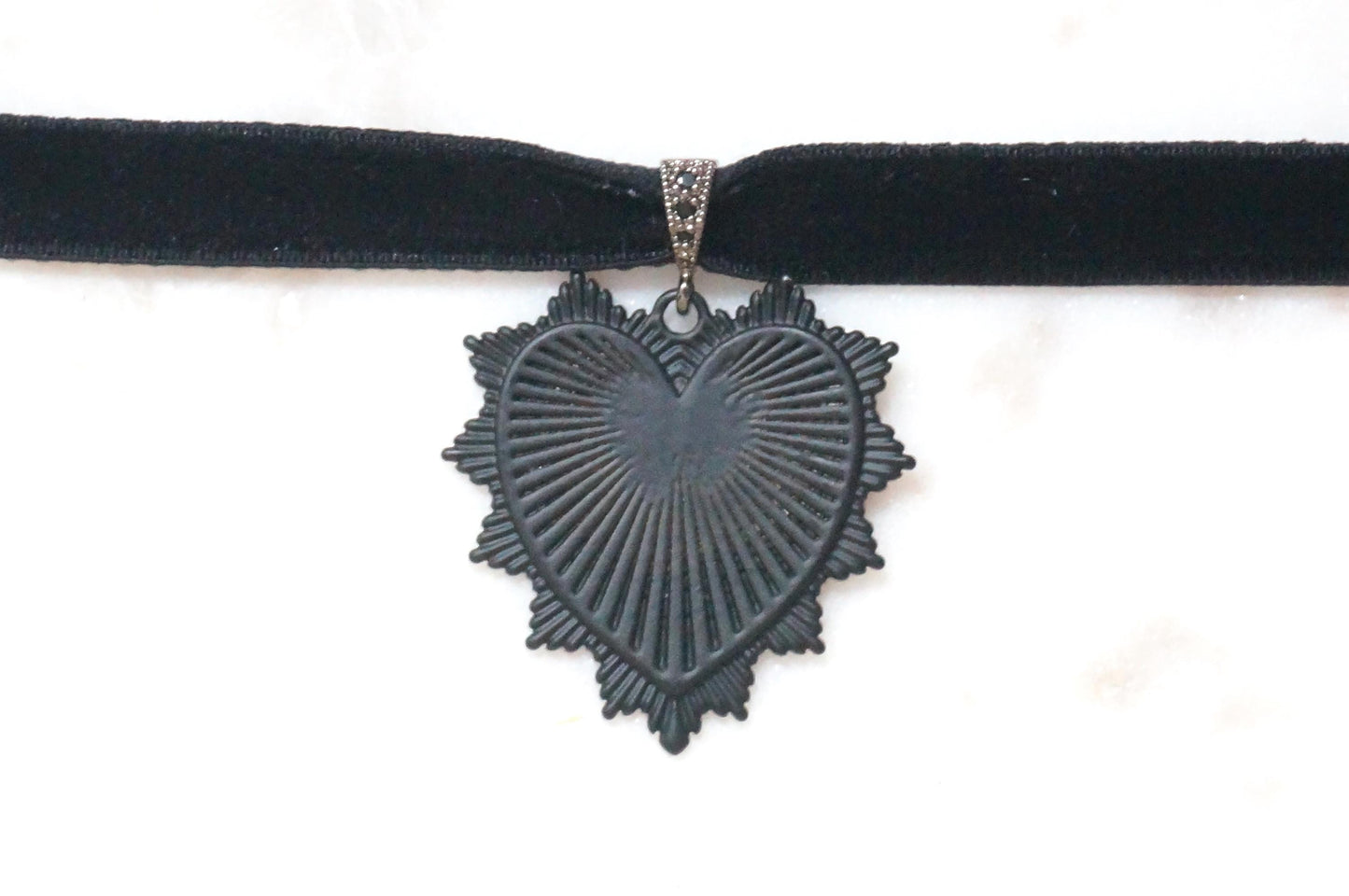 Black Heart Stretch Velvet Choker