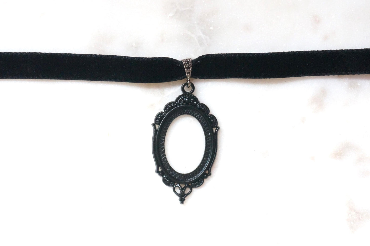 NEVERMORE Black Oval Frame Stretch Choker