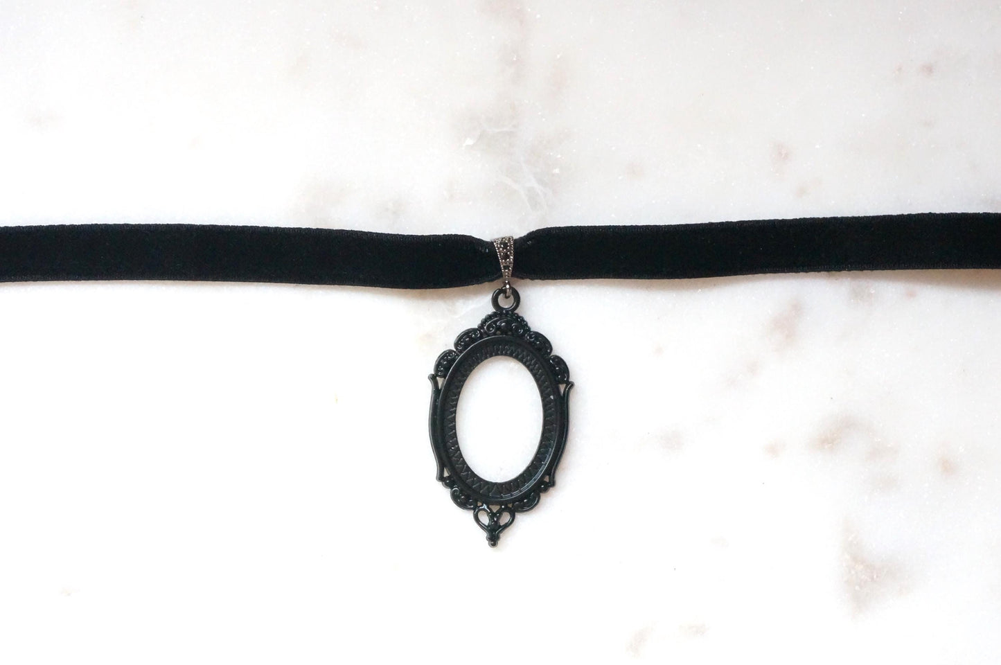 NEVERMORE Black Oval Frame Stretch Choker