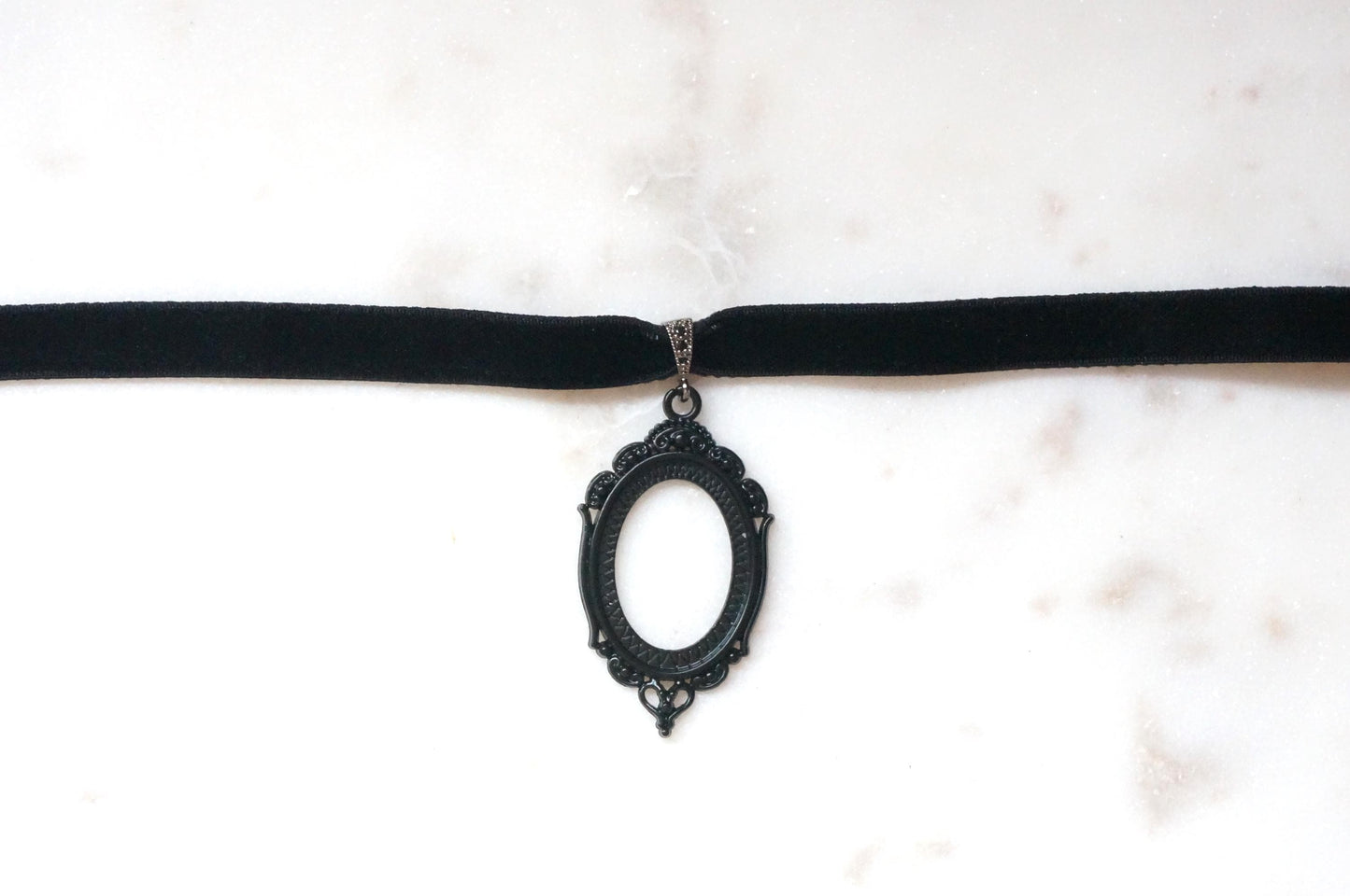 NEVERMORE Black Oval Frame Stretch Choker