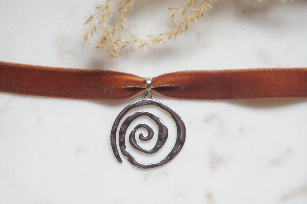 Silver swirl thick velvet choker
