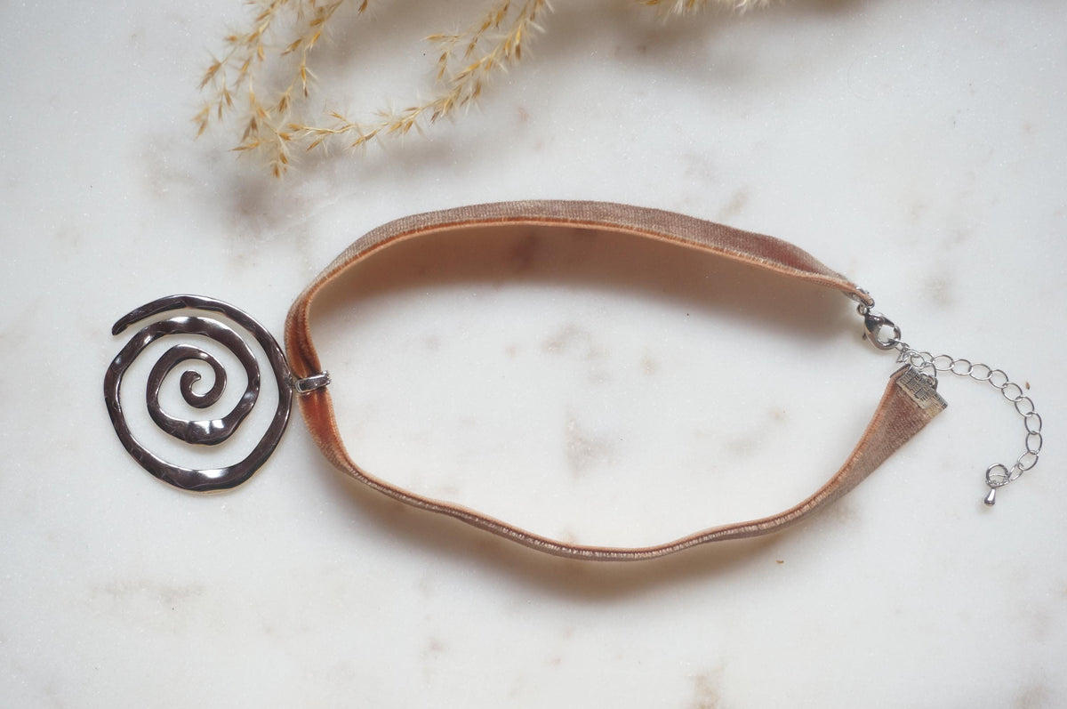 Silver swirl thick velvet choker