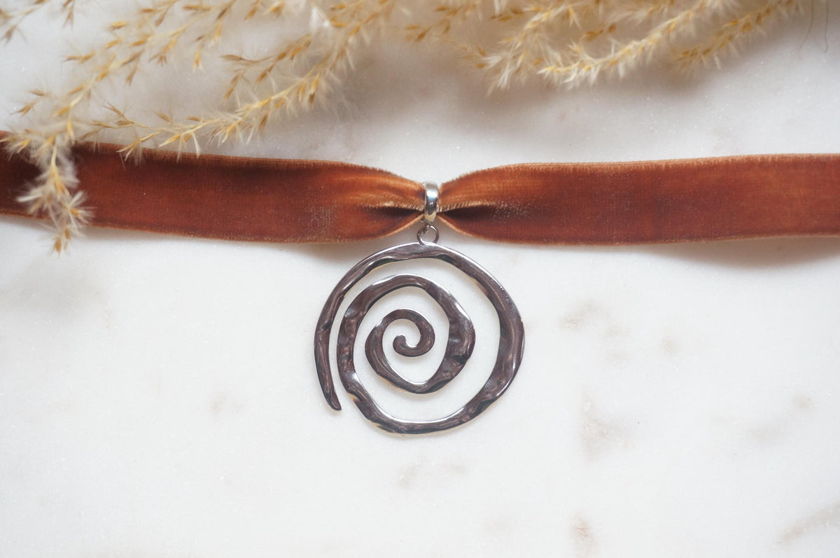 Silver swirl thick velvet choker