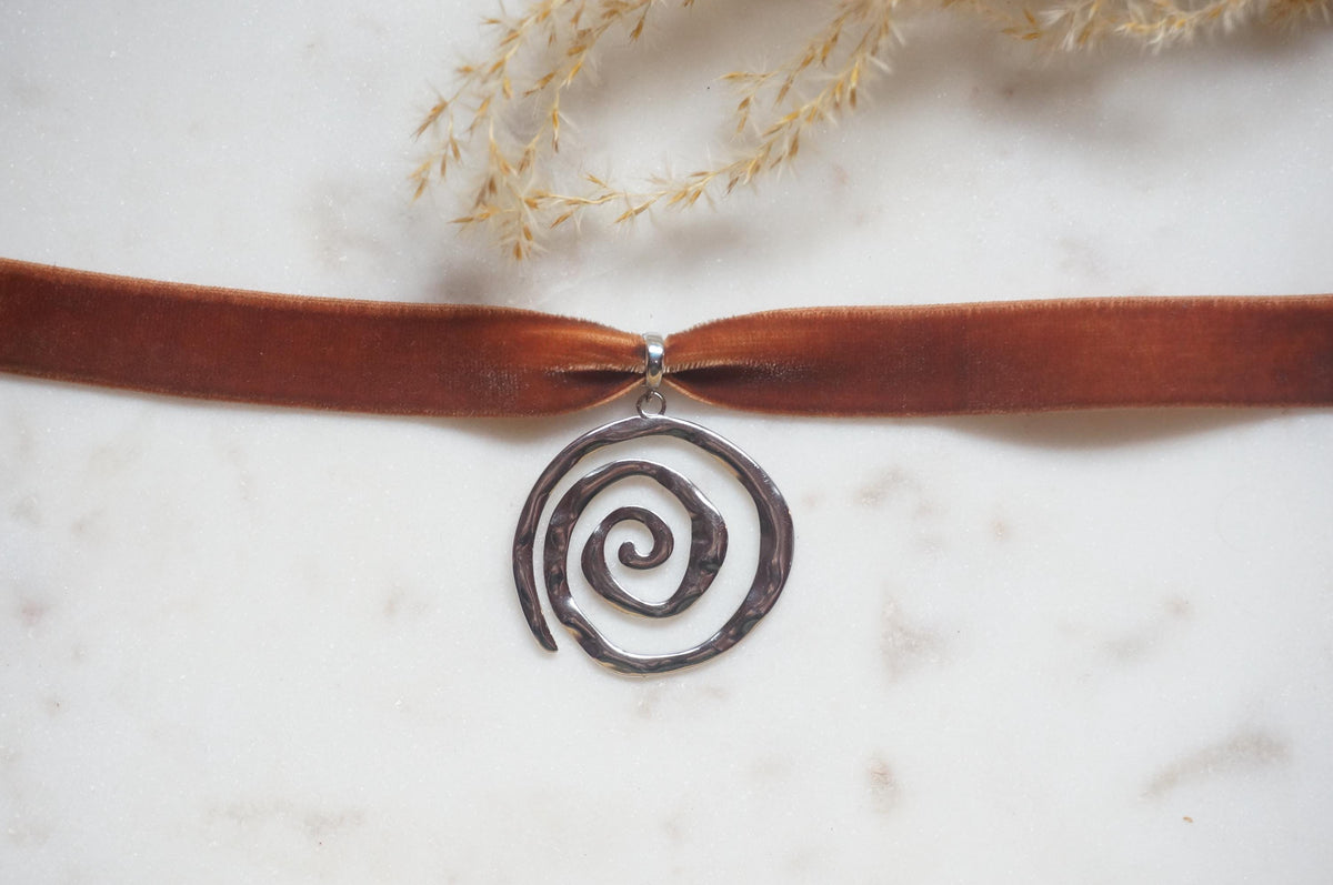 Silver swirl thick velvet choker