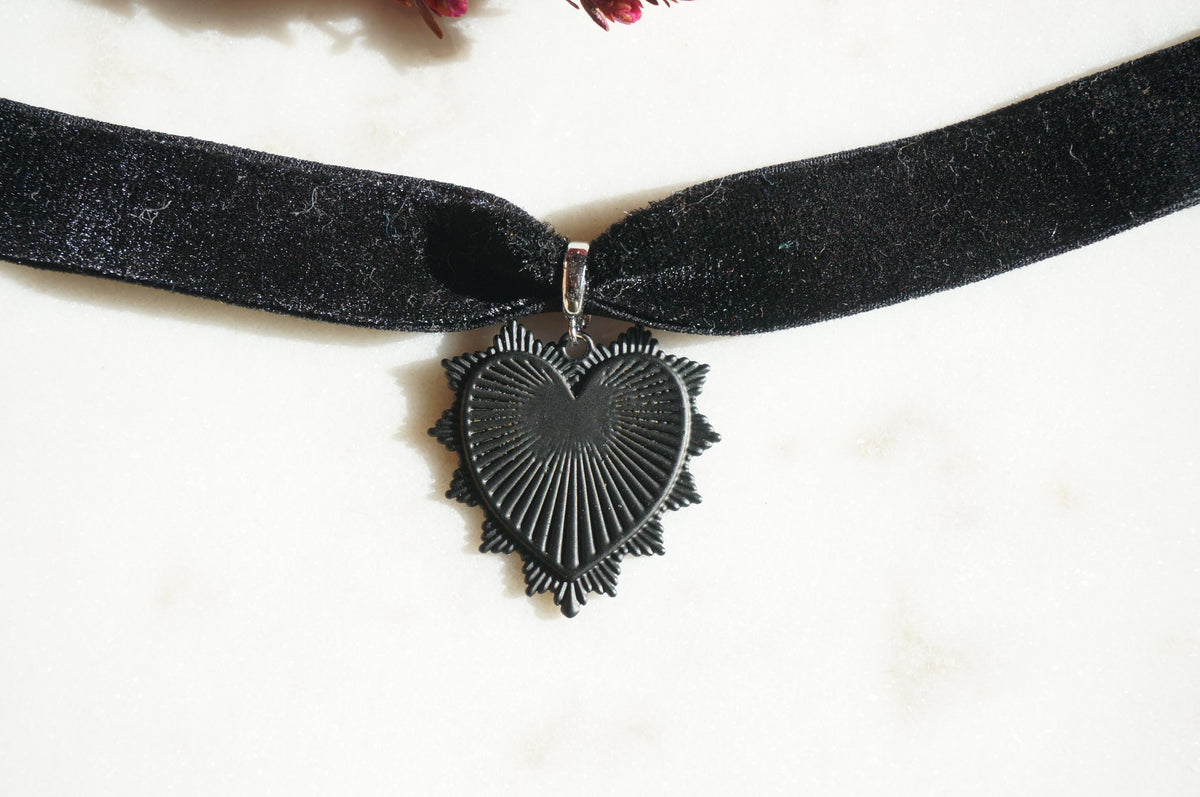 Black Radiating Heart Thick Stretch Velvet Choker