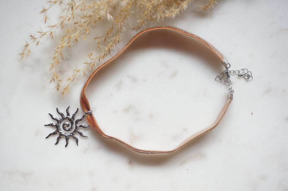 Silver sun swirl thick velvet choker