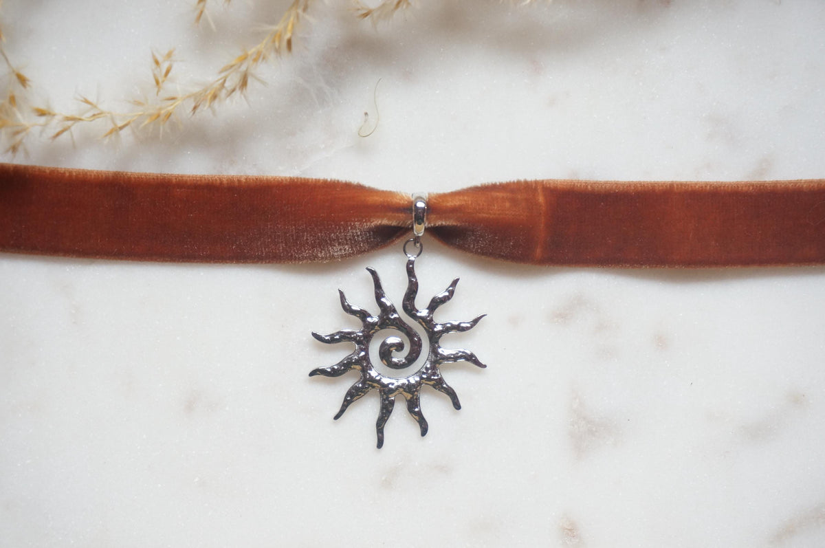 Silver sun swirl thick velvet choker