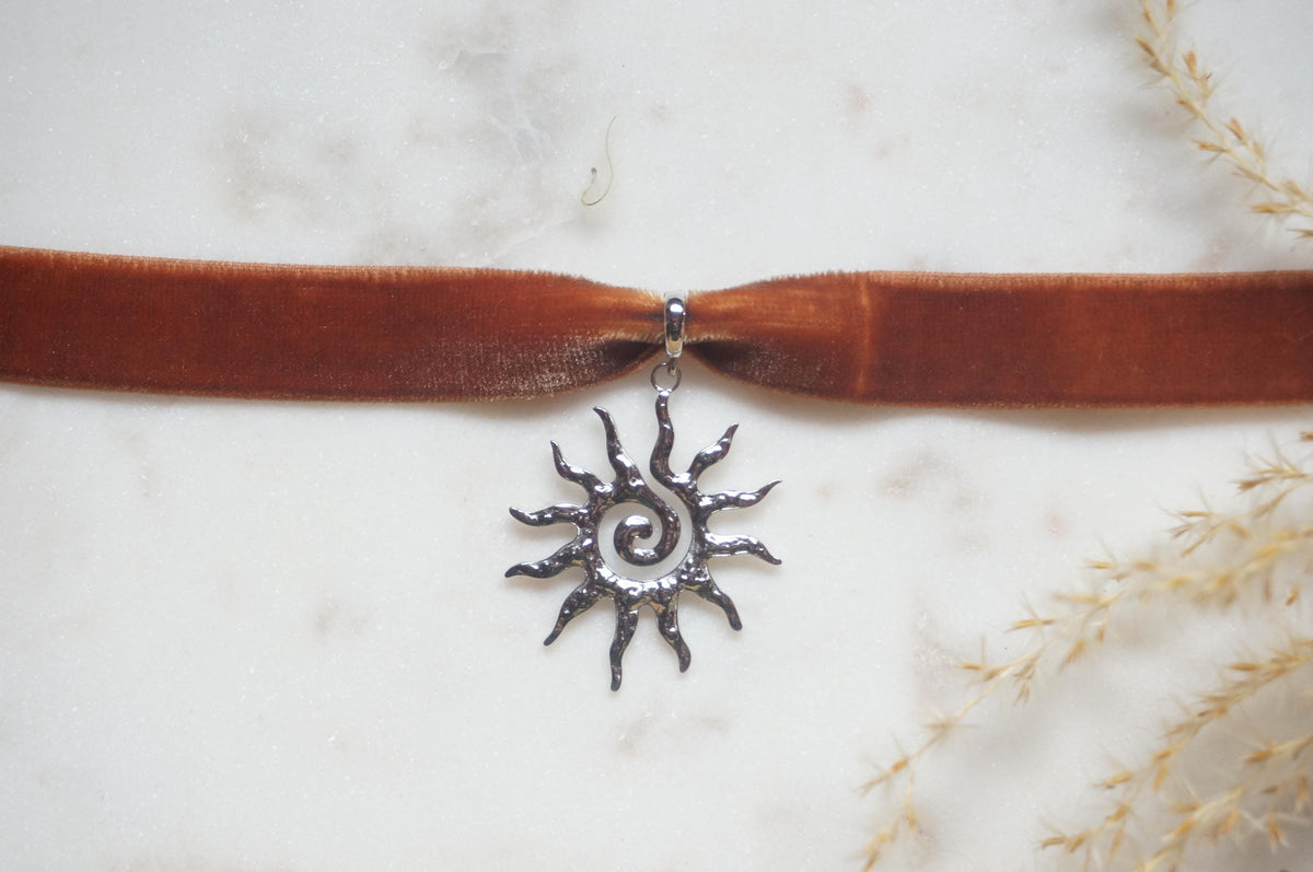 Silver sun swirl thick velvet choker