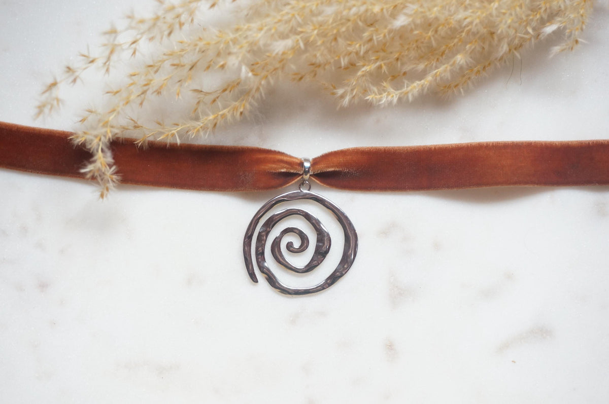 Silver swirl thick velvet choker