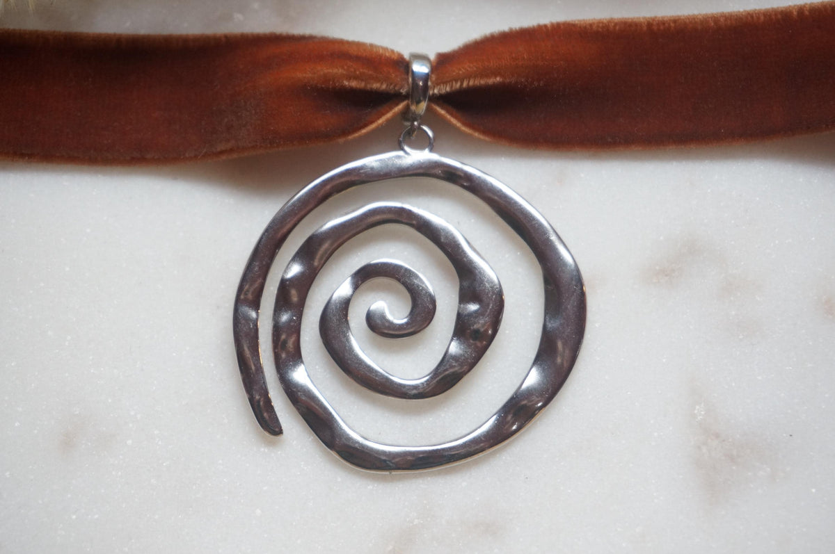Silver swirl thick velvet choker
