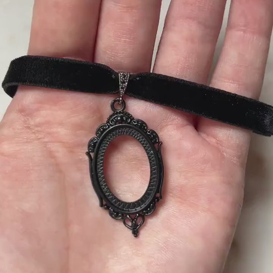 NEVERMORE Black Oval Frame Stretch Choker