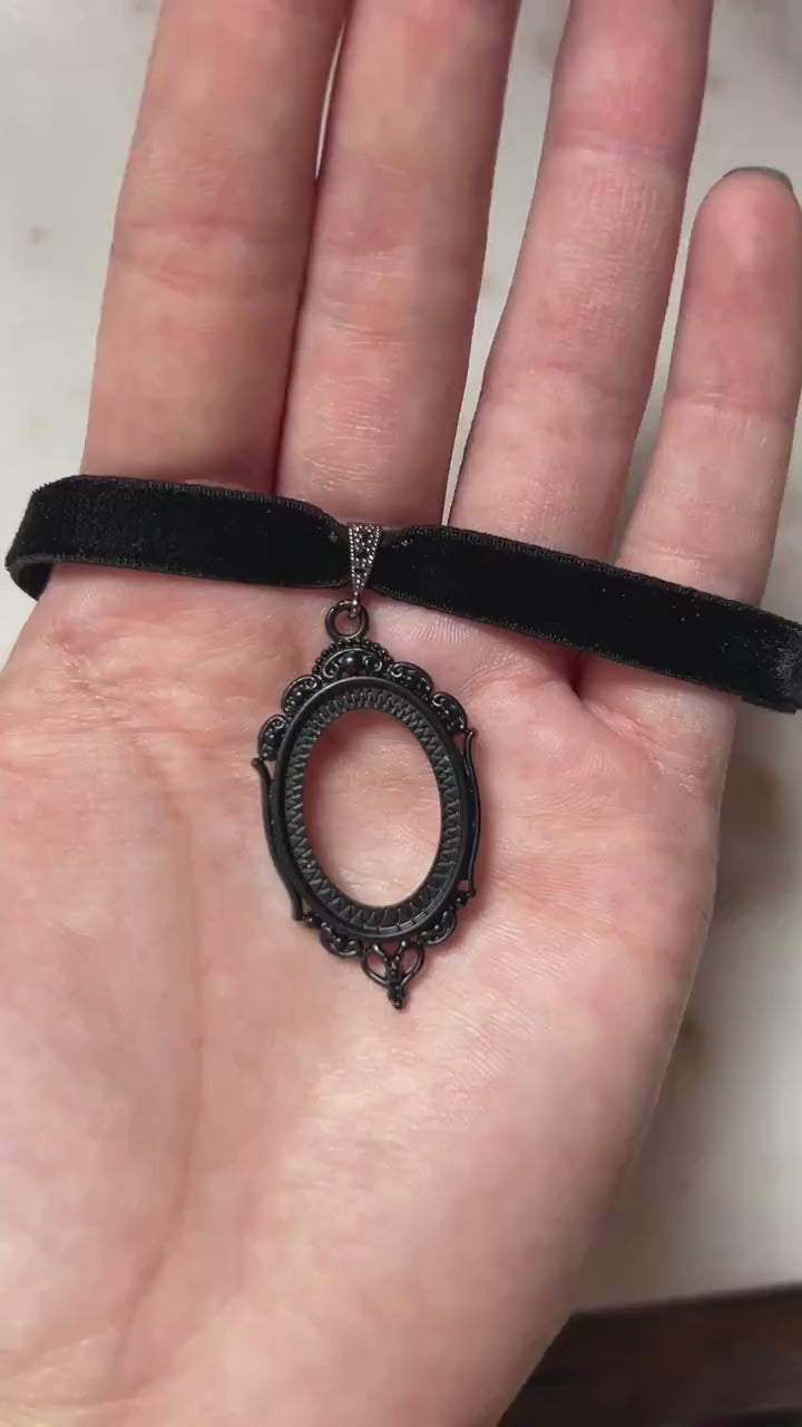 NEVERMORE Black Oval Frame Stretch Choker